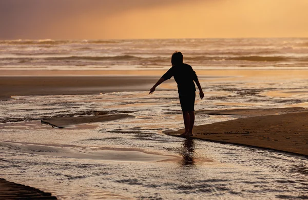 Wijzend op het water bij zonsondergang. — Stockfoto