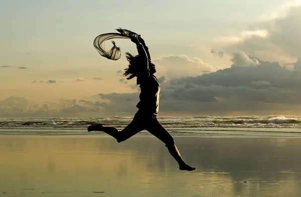 Lady leaps at sunset. — Stock Photo, Image