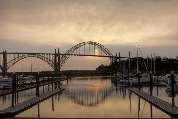 Newport, Oregon ponte ao pôr-do-sol . — Fotografia de Stock