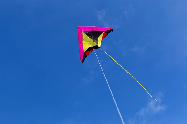 Kite in de heldere blauwe hemel. — Stockfoto