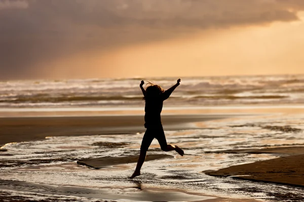 Chica al atardecer salta al agua . — Foto de Stock