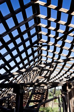 Çatı kirişleri arıyor.