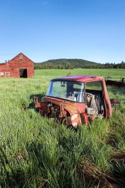 Old truck in grass. — Stock Photo, Image