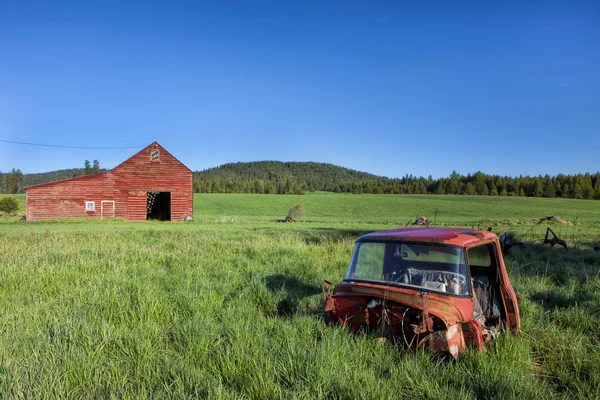 Starý vůz a stodola. — Stock fotografie