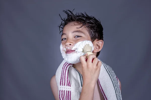 Baví se na holení. — Stock fotografie
