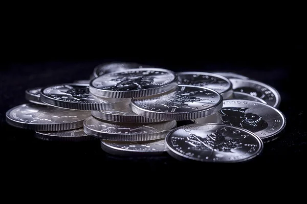 Mucchio di monete d'argento . — Foto Stock