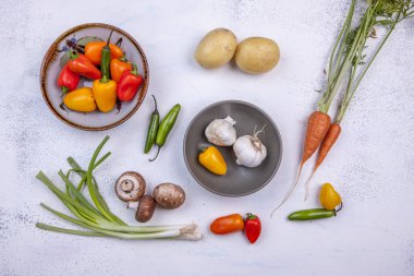 Çeşitli çiğ sebzeler.