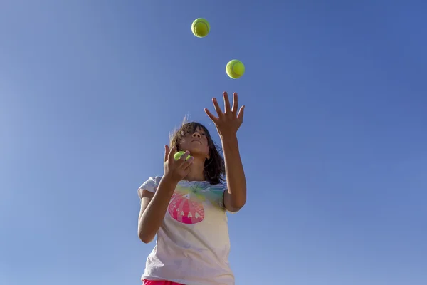 Жонглирование теннисными мячами . — стоковое фото