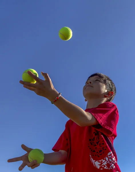 Jongen probeert jongleren. — Stockfoto