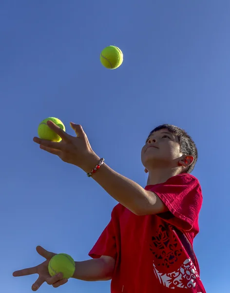 Pojke försöker jonglera. Royaltyfria Stockfoton