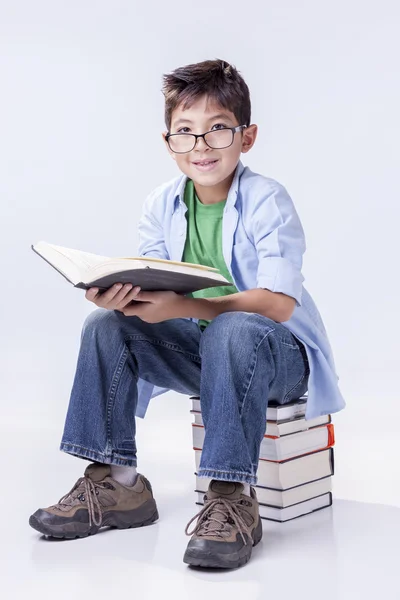 Junge hält Buch. — Stockfoto