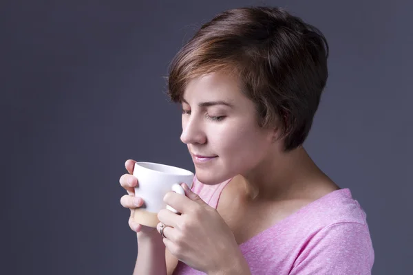 Cheirando o café . — Fotografia de Stock