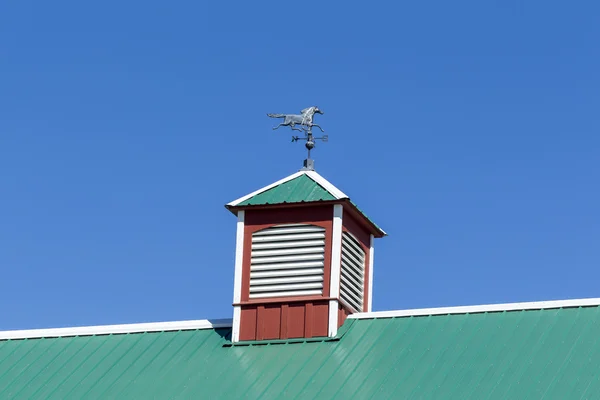 Windwijzer in top van de schuur. — Stockfoto