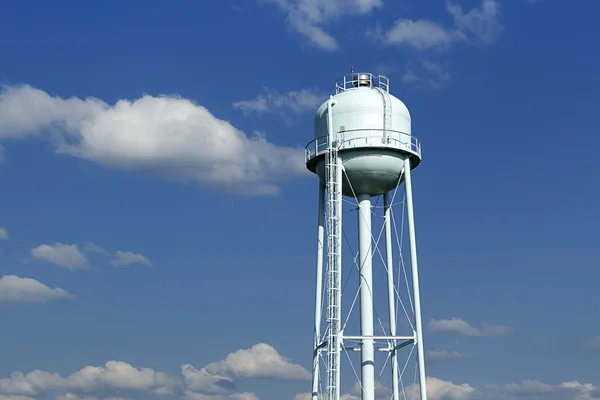 Torre de água contra o céu azul. — Fotografia de Stock