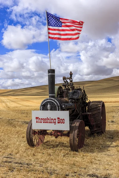 Ancien moteur à vapeur avec drapeau américain . — Photo