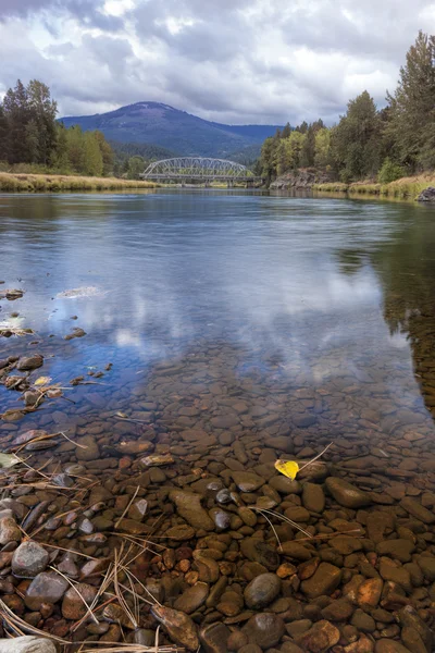 Скелі у Coeur d'Alene річка. — стокове фото