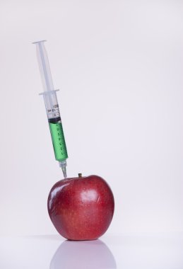 Elma yeşil sıvı ile şırınga.