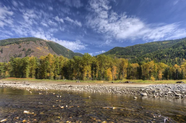 Flusso e montagne . — Foto Stock