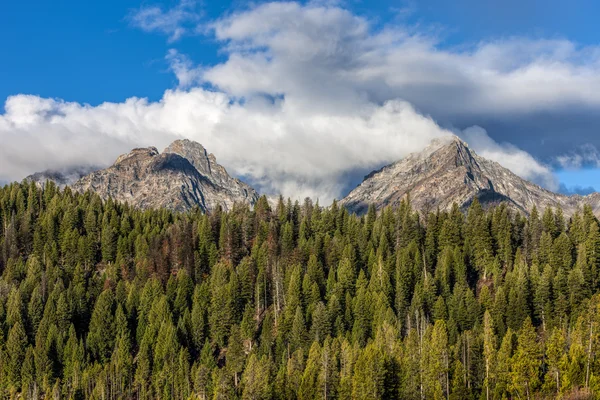 Zwei Berggipfel in Idaho. — Stockfoto