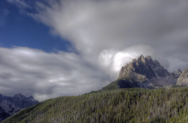 Clouds behind Braxon peak in Idaho. — Stock Photo, Image