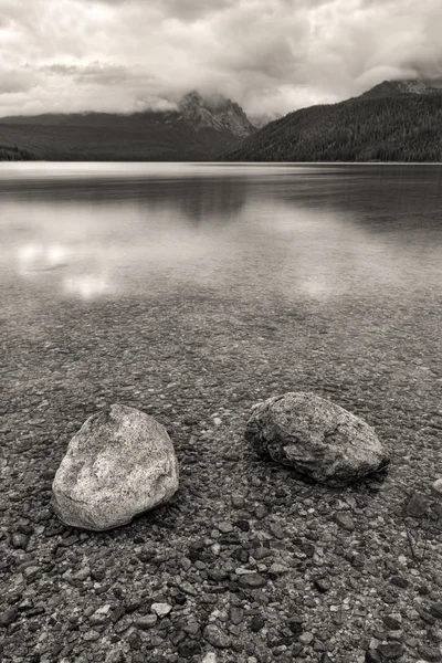 B&W of boulders in Redfish Lake. — Stock Photo, Image