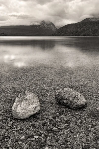 Kayalar Redfish göl B&W. — Stok fotoğraf