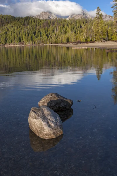 Rocks in shallow lake on sunny day. — Stock Photo, Image