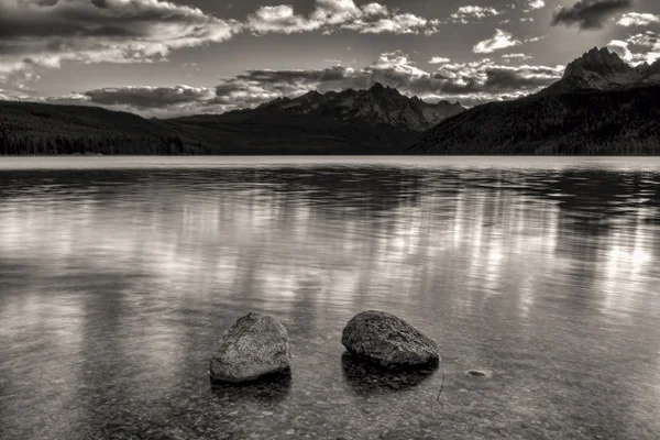 Redfish Lake siyah beyaz. — Stok fotoğraf