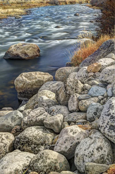 Somon nehir kenarındaki büyük kayalar. — Stok fotoğraf