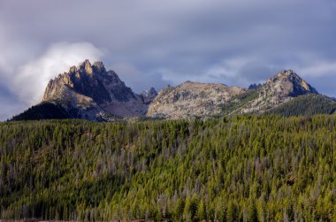Testere dişi aralıktaki Braxon tepe.