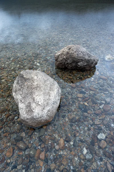 浅水中的巨石特写镜头. — 图库照片