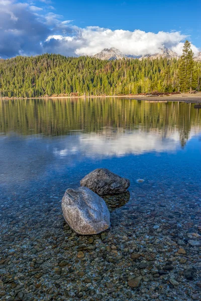 晴れた日に湖の二つの岩. — ストック写真