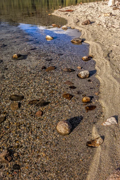 Βράχια στο νερό από την ακτή. — Φωτογραφία Αρχείου