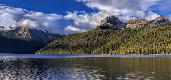 Panorama de Redfish Lake e Braxon Peak . — Fotografia de Stock