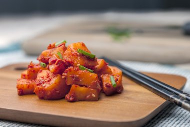 Turp Kimchi kesme tahtası üzerinde.