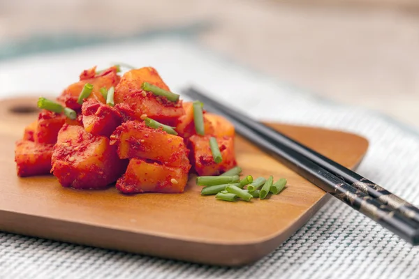 Rättika kimchi toppad med salladslök. — Stockfoto