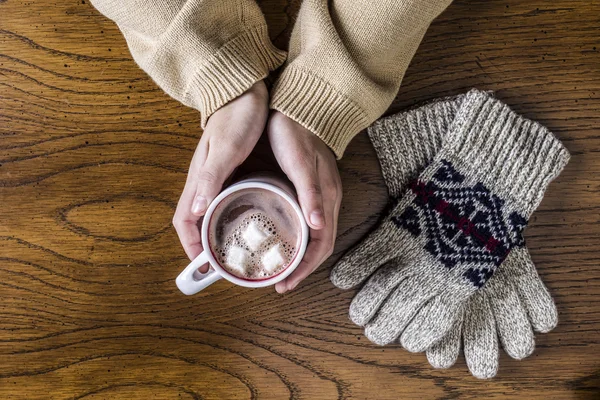 Godersi la cioccolata calda . — Foto Stock