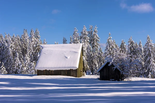 Neve em camadas no telhado celeiros . — Fotografia de Stock