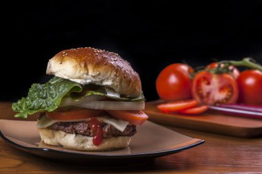 Lezzetli ev yapımı çizburger.