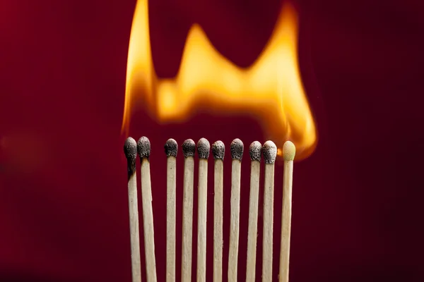 Tändstickor i brand. — Stockfoto