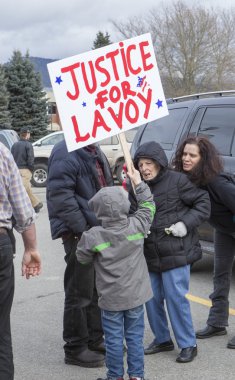 Genç çocuk işaret tutan.