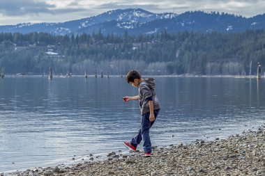 Plaj boyunca oynamak çocuk.