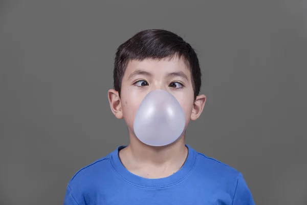 Chłopak patrzy na bubble gum. — Zdjęcie stockowe