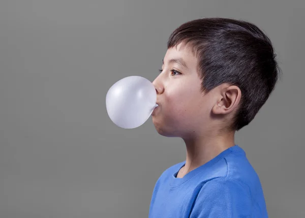 Zijaanzicht van jongen buigen van een zeepbel. — Stockfoto