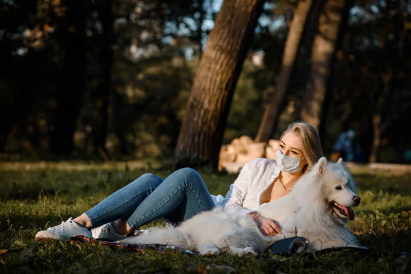 Mulher Bonita Nova Camisa Branca Máscara Facial Está Descansando Grama — Fotografia de Stock