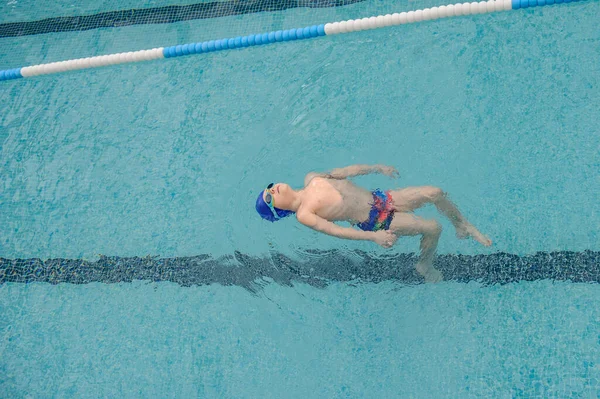 Vue Dessus Garçon Ans Nageant Dos Dans Une Piscine — Photo