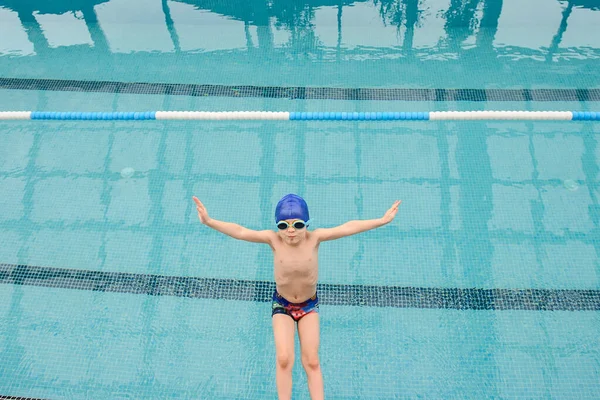 Close Foto Menino Anos Preparando Para Saltar Piscina Swiimming — Fotografia de Stock