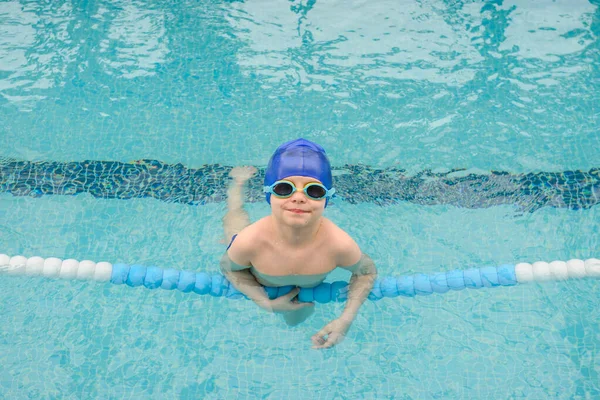 Vista Superior Menino Anos Brincando Nadando Piscina Sorrindo Rindo — Fotografia de Stock