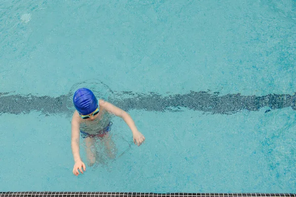 Vista Superior Menino Anos Brincando Nadando Piscina — Fotografia de Stock