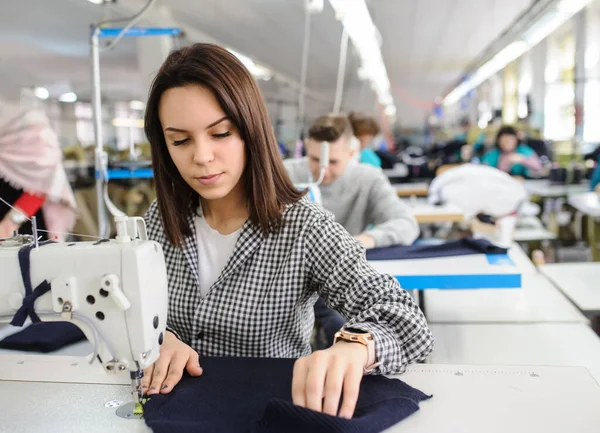 Közeli Kép Egy Fiatal Varrógéppel Varrás Egy Gyárban — Stock Fotó